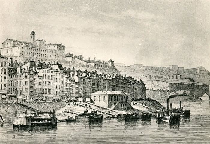 Gravure ancienne des quais de Saône à Lyon : les immeubles alignés au pied de la colline, les péniches et un vapeur sur la rivière
