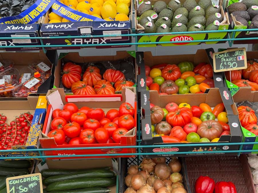 Rayon de légumes : tomates grappe et anciennes, citrons, citrons verts, avocats, concombres, tomates cerises
