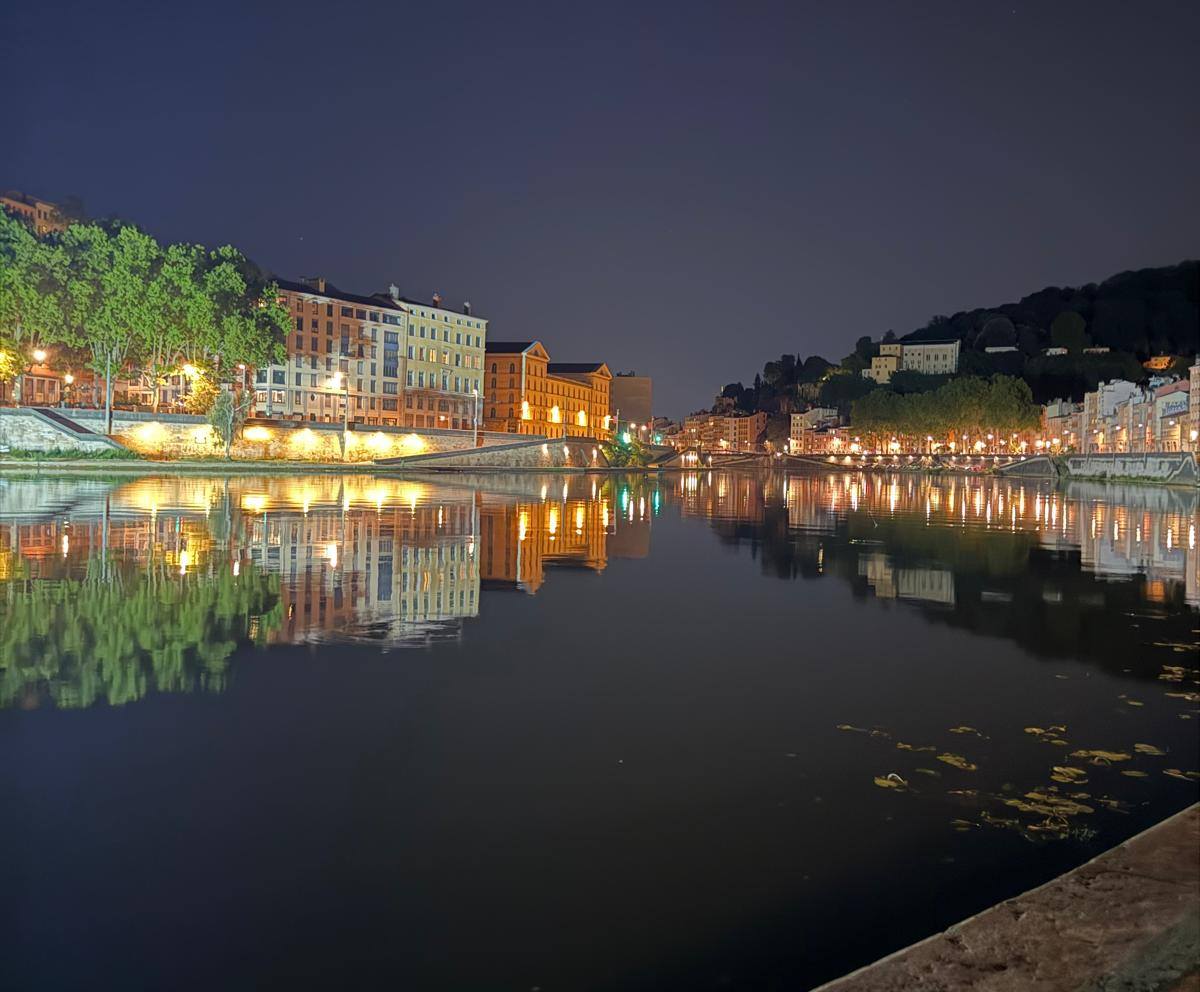 Les quais de Saône éclairés la nuit à Lyon